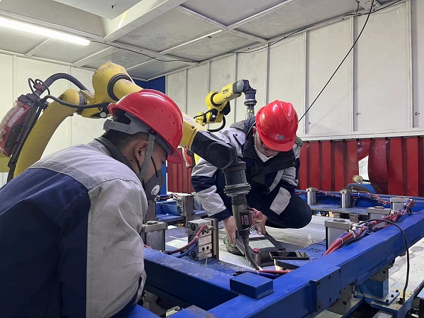 14點(diǎn)，江蘇長(zhǎng)江智能制造研究院有限責(zé)任公司秦拓、王豪在無(wú)錫現(xiàn)場(chǎng)進(jìn)行新能源電池托盤焊接項(xiàng)目的設(shè)備安裝及調(diào)試工作.jpg