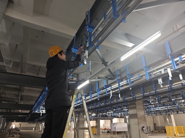 6. 浙江杭州，北自科技陳凱在化纖懸掛線項(xiàng)目上檢查電氣線路.jpg