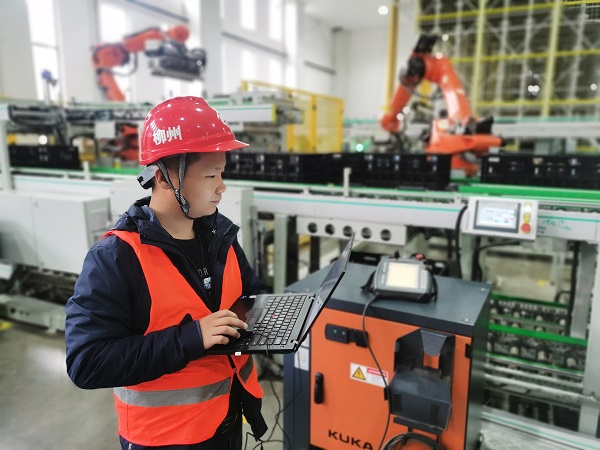 3. 廣西柳州，專用電路事業(yè)部金富強(qiáng)正在電芯成品緩存輸送系統(tǒng)項(xiàng)目中進(jìn)行設(shè)備調(diào)試.jpg