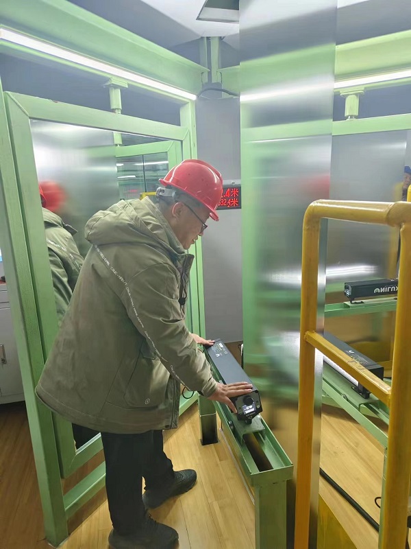 4. 山東臨清，冶金事業(yè)部劉波正在檢查帶鋼表面質(zhì)量.jpg