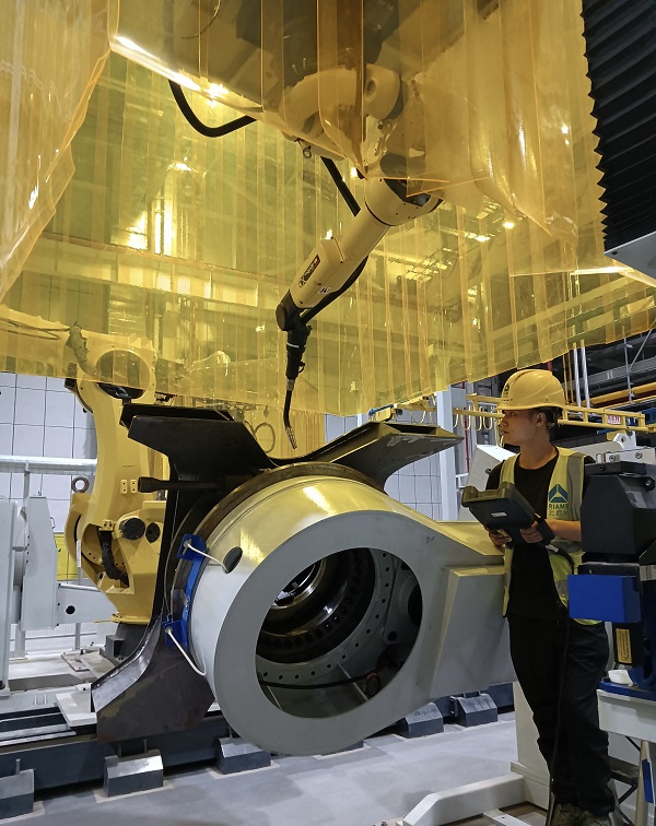 5. 山西太原，機(jī)器人事業(yè)部趙海如在挖焊接生產(chǎn)線上進(jìn)行焊接工藝調(diào)試.jpg